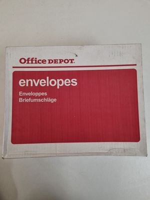 une boîte d'enveloppes posée sur une table