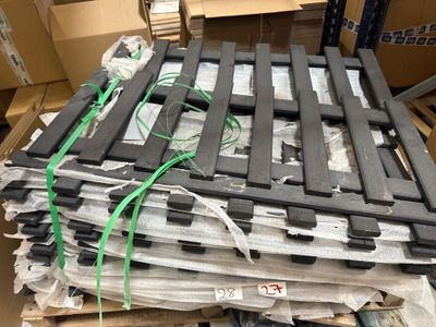 une pile de cartons sur laquelle sont posés divers objets