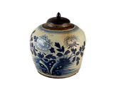un vase bleu et blanc avec un couvercle sur fond blanc