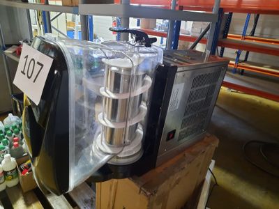 une machine posée sur une palette dans un entrepôt