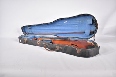 un étui à violon contenant un violon, posé sur une surface blanche