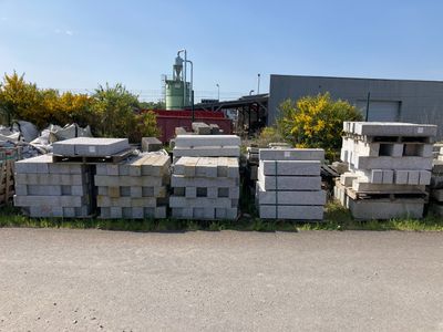 un gros tas de briques posé au bord de la route