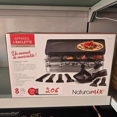une boîte sur laquelle est représentée une pizza, posée sur une étagère