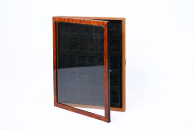 une photo d'une petite boîte en bois contenant un miroir