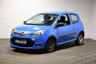 la photo d'une petite voiture bleue garée dans un garage