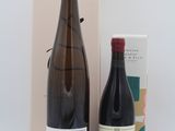 deux bouteilles de vin posées l'une à côté de l'autre sur une table