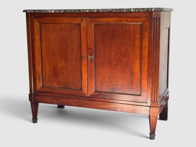 une armoire en bois avec un plateau en marbre sur fond blanc
