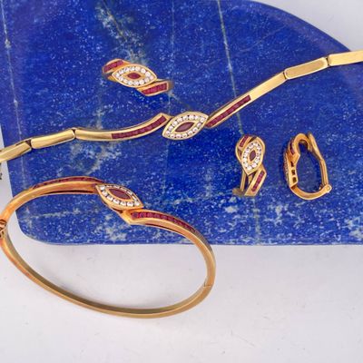 un gros plan sur un bracelet, une bague et un bracelet posés sur une dalle de marbre bleu