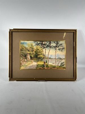 un tableau représentant un paysage avec des arbres et de l'eau, dans un cadre doré