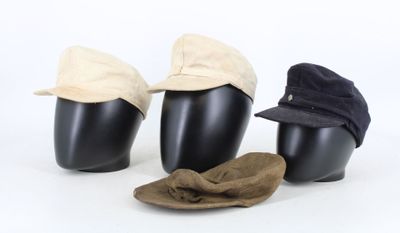 trois chapeaux et un chapeau posé sur une tête de mannequin, sur fond blanc