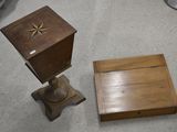 une petite boîte en bois et une autre petite boîte en bois posée par terre