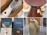 de nombreuses photos différentes de vases et de boîtes posés par terre