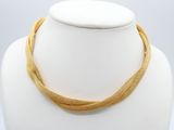 gros plan d'un collier sur un mannequin mannequin