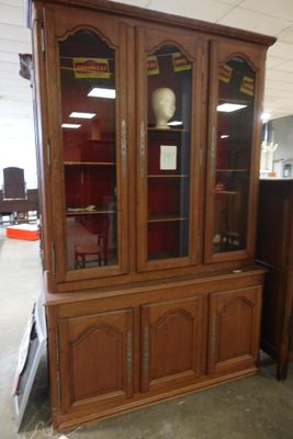 image d'un vaisselier en bois avec des portes en verre