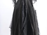 une robe noire et dorée sur un mannequin, un mannequin, un mannequin, un mannequin, un mannequin, un mannequin, un mannequin, un mannequin, un mannequin, un mannequin, un mannequin, un mannequin, un mannequin, un mannequin, un mannequin, un mannequin, un mannequin, un mannequin, un mannequin, un mannequin, un mannequin, un mannequin, un mannequin, un mannequin, un mannequin, un mannequin, un mannequin, un mannequin, un mannequin, un mannequin, un mannequin
