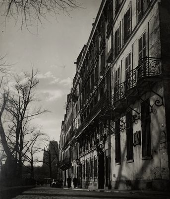 une photo en noir et blanc d'une personne marchant dans la rue