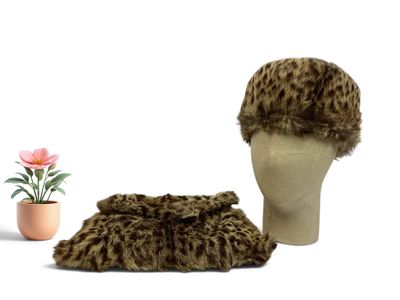 un chapeau et un sac posés sur une tête de mannequin