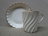 une tasse et une soucoupe posées à côté d'une assiette
