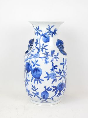 CHINE Vase balustre en porcelaine blanc bleu à décor de bran…