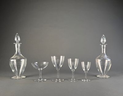 un groupe de verres à vin et une carafe sur une table