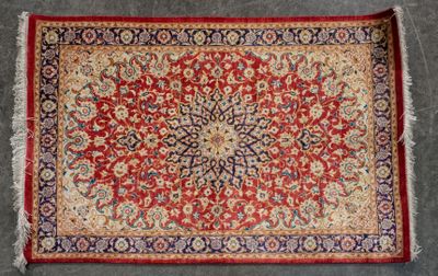 un tapis rouge et bleu à motifs de médaillons