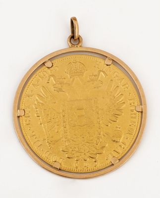 une pièce souveraine en or ornée d'une couronne