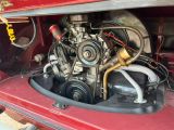 un petit moteur dans le coffre d'une voiture rouge