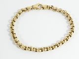un bracelet à chaîne en or avec un fermoir sur fond blanc