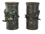 paire de vases en bronze ornés de têtes de dragon sur fond blanc