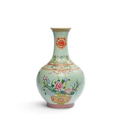 une image représentant un vase posé sur une surface blanche, sur fond blanc