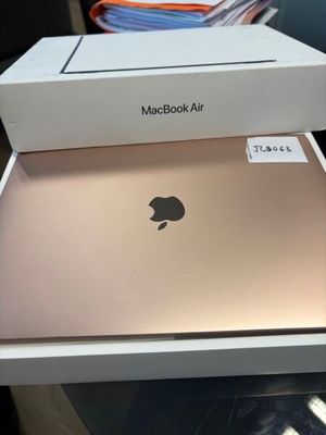 une boîte contenant un ordinateur portable Apple, posée sur une table