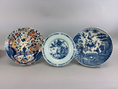 trois assiettes bleues et blanches ornées de motifs variés