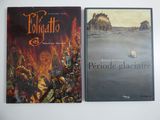 Deux livres sont posés l'un à côté de l'autre sur une surface blanche