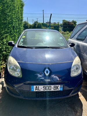 La voiture bleue est garée à côté de la voiture argentée sur le parking