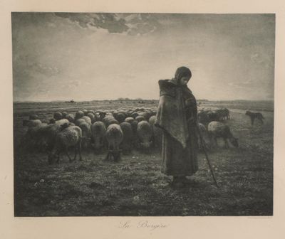 une photo en noir et blanc d'un homme debout devant un troupeau de moutons
