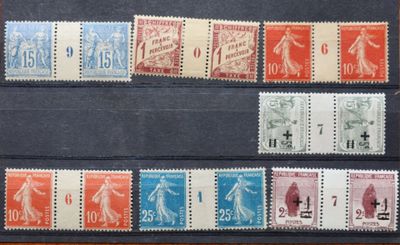 une photo montrant une collection de timbres posée sur une table en bois