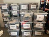 beaucoup de cartons étiquetés dans une pièce