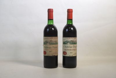 deux bouteilles de vin rouge posées l'une à côté de l'autre sur une table