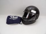 casque noir avec un sac bleu posé sur une table blanche, sur fond blanc