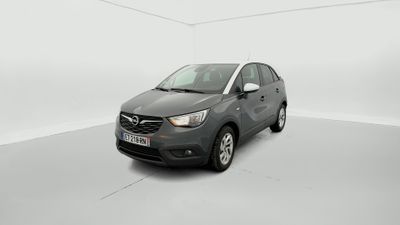 Une voiture grise est garée dans une pièce blanche au sol blanc.