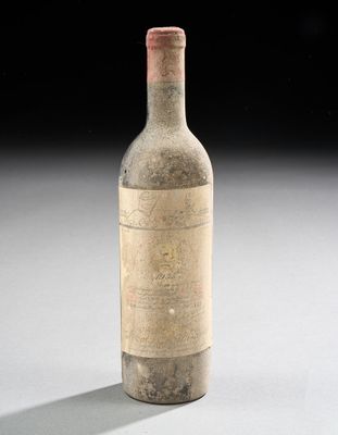 une vieille bouteille de vin posée sur une table