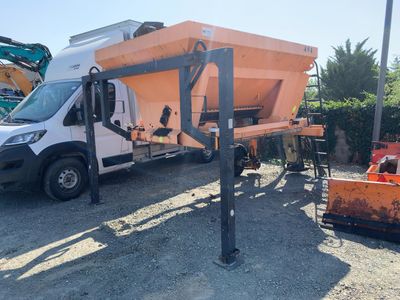 un camion garé à côté d'un camion-benne