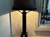 une lampe posée sur une table devant un miroir