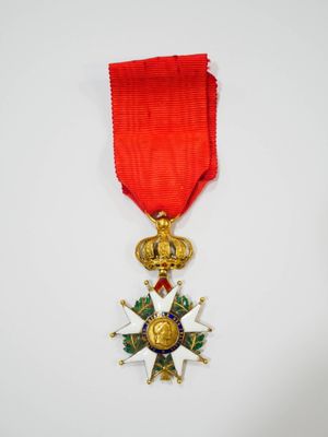 un ruban rouge surmonté d'une étoile dorée