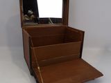 une petite boîte en bois surmontée d'un miroir
