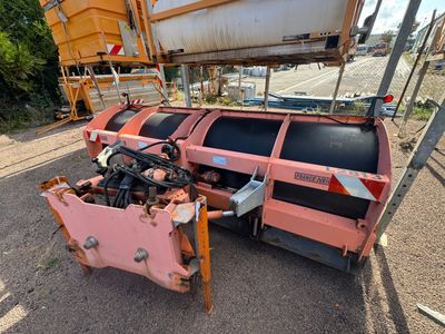 une image représentant un camion rose équipé d'une grue à l'arrière