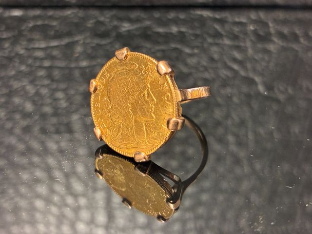 Bague à décor d’une pièce de monnaie de 10 francs or. En règle. P...