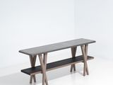 La table est en bois et son plateau est noir.