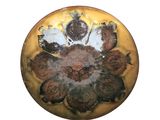une photo d'une photo d'une assiette ornée d'un motif floral