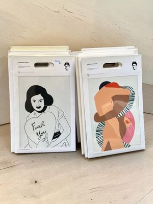 deux dessins représentant une femme et un homme assis sur un plancher en bois